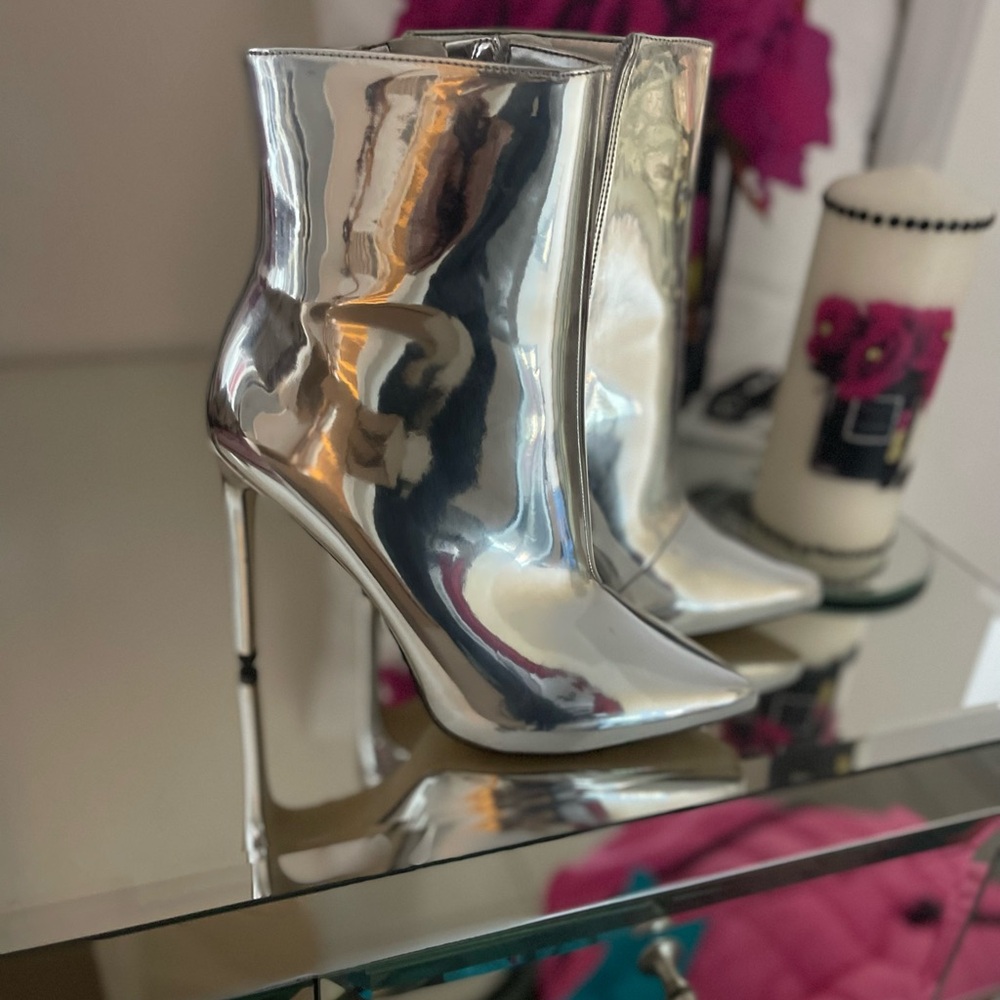 Metallic size 7 1/2 bootie